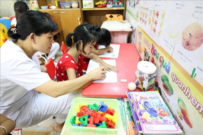 Trong ảnh: Y sỹ, kỹ thuật viên PHCN Tạ Thị Oanh, 45 tuổi, 25 năm công tác đang dạy kỹ năng sống cho trẻ em khuyết tật (hoạt động trị liệu), (Bằng khen của Bộ LĐTBXH năm 2015). Ảnh: Anh Tuấn – TTXVN