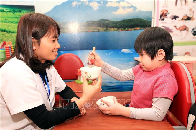 Trong ảnh: Kỹ thuật viên PHCN, điều dưỡng Nguyễn Thị Mơ, 34 tuổi, 11 năm công tác đang dạy kỹ năng sống cho trẻ em khuyết tật (hoạt động trị liệu), (Bằng khen của Bộ LĐTBXH năm 2017, 2020). Ảnh: Anh Tuấn – TTXVN