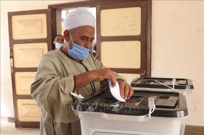 Trong ảnh: Cử tri bỏ phiếu bầu Hạ viện tại điểm bầu cử ở Giza, Ai Cập ngày 24/10/2020. Ảnh: THX/TTXVN