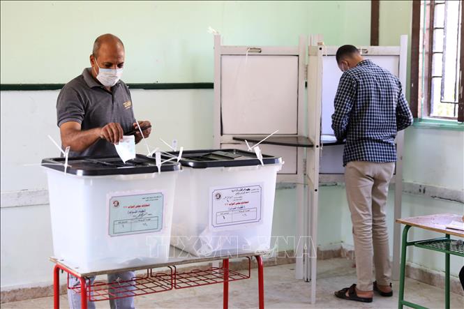 Trong ảnh: Cử tri bỏ phiếu bầu Hạ viện tại điểm bầu cử ở Hurghada, Ai Cập ngày 24/10/2020. Ảnh: THX/TTXVN