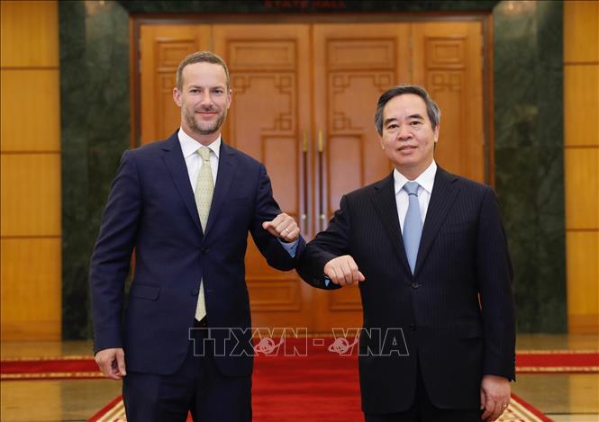 Trong ảnh: Trưởng Ban Kinh tế Trung ương Nguyễn Văn Bình tiếp Tổng Giám đốc Cơ quan Phát triển tài chính quốc tế Hoa Kỳ Adam Boehler. Ảnh: Dương Giang - TTXVN
