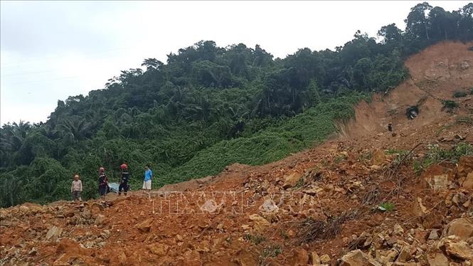 Trong ảnh: 2 điểm sạt lở làm sập nhà điều hành và khu lán trại, vùi lấp 17 công nhân tại Thủy điện Rào Trăng 3 (huyện Phong Điền, tỉnh Thừa Thiên-Huế). Ảnh: TTXVN phát
