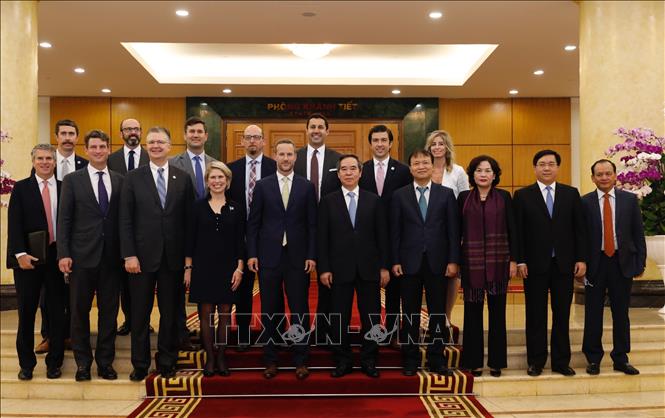 Trong ảnh: Trưởng Ban Kinh tế Trung ương Nguyễn Văn Bình và Tổng Giám đốc Cơ quan Phát triển tài chính quốc tế Hoa Kỳ Adam Boehler cùng các đại biểu chụp ảnh chung. Ảnh: Dương Giang - TTXVN