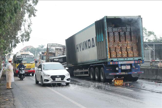Trong ảnh: Vụ tai nạn khiến các phương tiện lưu thông khó khăn đoạn quốc lộ 1A xã Diễn Ngọc, huyện Diễn Châu. Ảnh: Nguyễn Oanh - TTXVN