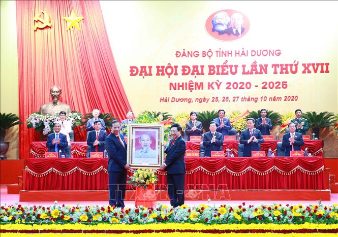 Đồng chí Phạm Bình Minh trao tặng bức chân dung Chủ tịch Hồ Chí Minh, chúc mừng Đại hội. Ảnh: Phương Hoa - TTXVN