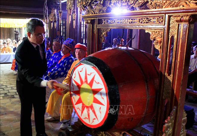 Trong ảnh: Ông Phạm Đồng Thụy, Phó Trưởng Ban Thường trực Ban Tổ chức Tỉnh ủy Thái Bình đánh trống khai hội. Ảnh: Thế Duyệt – TTXVN 