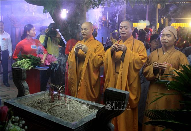 Trong ảnh: Dâng hương tại Lễ hội. Ảnh: Thế Duyệt – TTXVN 