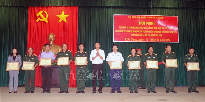 Trong ảnh: Lãnh đạo UBND tỉnh Kiên Giang tặng Bằng khen cho các tập thể và cá nhân có thành tích xuất sắc. Ảnh: Lê Huy Hải - TTXVN