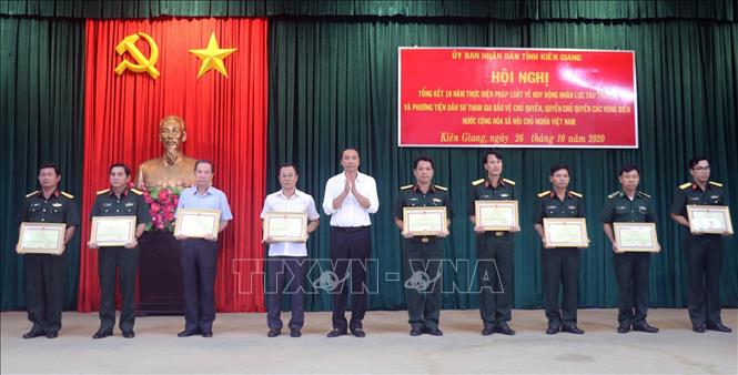 Trong ảnh: Lãnh đạo UBND tỉnh Kiên Giang tặng Bằng khen cho các tập thể và cá nhân có thành tích xuất sắc. Ảnh: Lê Huy Hải - TTXVN