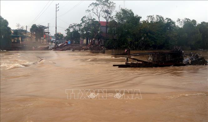 Trong ảnh: Nước hồ Kẻ Gỗ xả tràn tiếp tục ngập đường liên xã ở huyện Cẩm Xuyên. Ảnh: Công Tường-TTXVN