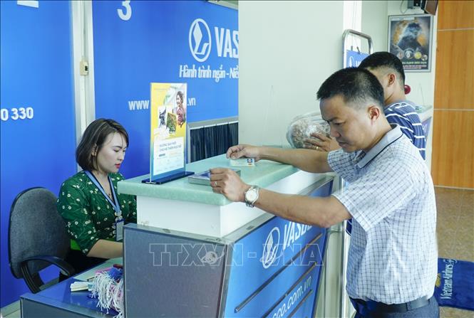 Trong ảnh: Người dân mua vé máy bay tại Cảng hàng không Điện Biên Phủ. Ảnh: Xuân Tư - TTXVN