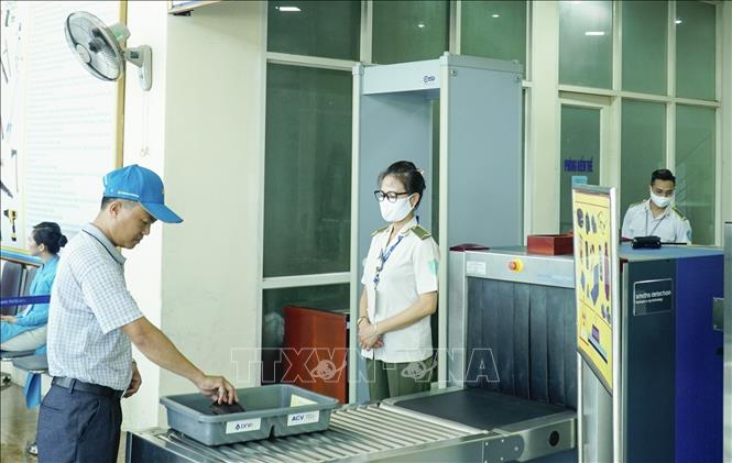 Trong ảnh: Hành khách vào cửa an ninh trước khi lên máy bay tại Cảng hàng không Điện Biên Phủ. Ảnh: Xuân Tư - TTXVN