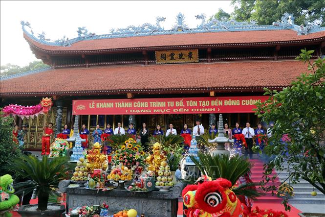 Các đại biểu thực hiện nghi lễ cắt băng khánh thành công trình tu bổ, tôn tạo đền Đông Cuông.