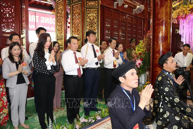Lãnh đạo tỉnh Yên Bái và Cục Di sản văn hóa làm lễ dâng hương tại đền.