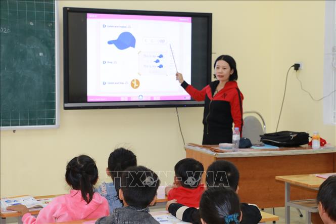 Trường Tiểu học Châu Hội 1, huyện Quỳ Châu sử dụng giáo trình điện tử đem lại khá nhiều điều mới mẻ trong dạy và học. cho học sinh lớp 1. Ảnh: Bích Huệ-TTXVN