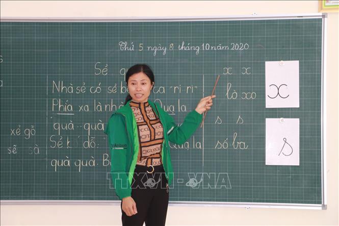 Vì chưa có giáo án điện tử nên giáo viên trường Tiểu học Nghi Quang, huyện Nghi Lộc sử dụng bàng chữ cắt ghép để giảng dạy cho học sinh dễ hiểu. Ảnh: Bích Huệ - TTXVN