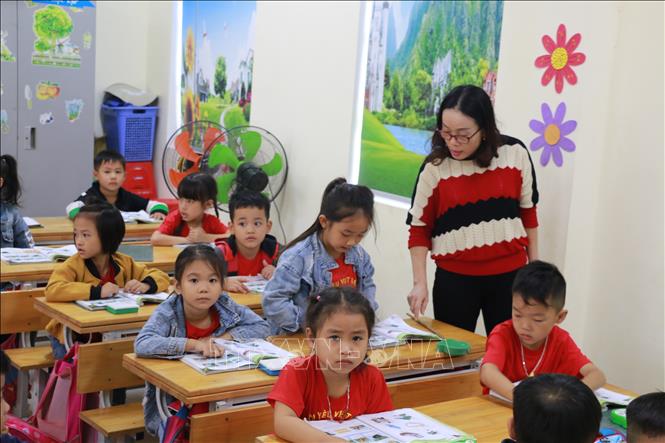 Trường Tiểu học Nghi Quang, huyện Nghi Lộc lựa chọn cách tiếp cận nhẹ nhàng, dễ hiểu nhất với mục đích là học sinh biết đọc viết và bước đầu hiểu sơ giản về tiếng mẹ đẻ và vận dụng nó trong môi trường của trẻ. Ảnh: Bích Huệ - TTXVN