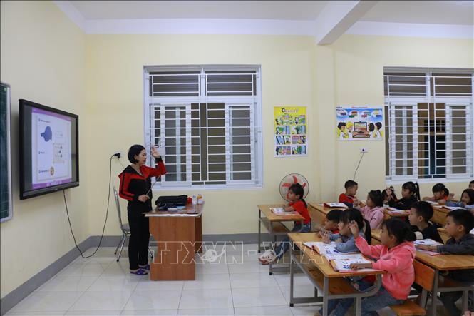 Trường Tiểu học Châu Hội 1, huyện Quỳ Châu sử dụng giáo trình điện tử đem lại khá nhiều điều mới mẻ trong dạy và học cho học sinh lớp 1. Ảnh: Bích Huệ-TTXVN
