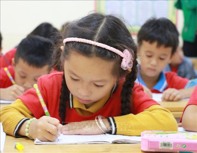 Trường Tiểu học Nghi Quang, huyện Nghi Lộc lựa chọn cách tiếp cận nhẹ nhàng, dễ hiểu nhất với mục đích là học sinh biết đọc viết và bước đầu hiểu sơ giản về tiếng mẹ đẻ và vận dụng nó trong môi trường của trẻ. Ảnh: Bích Huệ - TTXVN