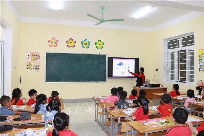 Trường Tiểu học Châu Hội 1, huyện Quỳ Châu sử dụng giáo trình điện tử đem lại khá nhiều điều mới mẻ trong dạy và học cho học sinh lớp 1. Ảnh: Bích Huệ-TTXVN