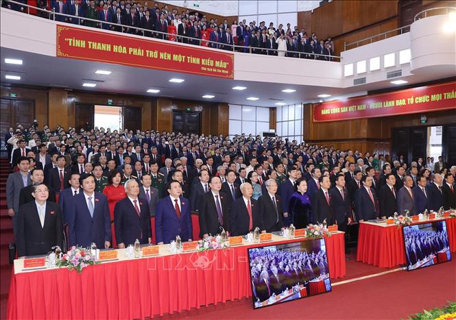 Trong ảnh: Chủ tịch Quốc hội Nguyễn Thị Kim Ngân và các đại biểu thực hiện nghi thức chào cờ. Ảnh: Trọng Đức - TTXVN