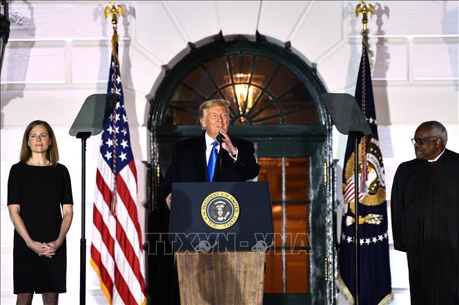 Trong ảnh: Tổng thống Mỹ Donald Trump (giữa) phát biểu trước lễ tuyên thệ nhậm chức Thẩm phán Tòa án Tối cao của bà Amy Coney Barrett (trái) tại Washington, DC ngày 26/10/2020. Ảnh: AFP/TTXVN