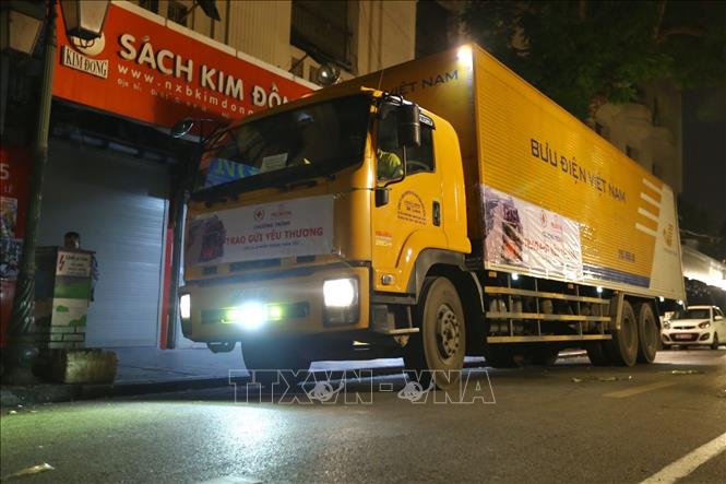 Trong ảnh: Chuyến xe chuyển bánh chuyển hàng cứu trợ đến đồng bào miền Trung (ảnh chụp đêm 26/10/2020). Ảnh: Minh Quyết - TTXVN