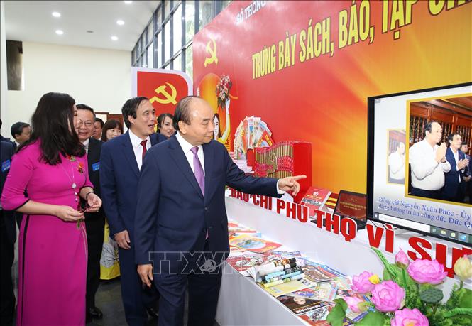 Trong ảnh: Thủ tướng Nguyễn Xuân Phúc tham quan trưng bày hình ảnh về công tác xây dựng Đảng và hệ thống chính trị của tỉnh Phú Thọ. Ảnh: Dương Giang - TTXVN