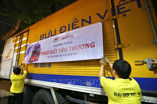 Trong ảnh: Các tổ chức, cá nhân trên toàn quốc có thể đến các điểm phục vụ của Vietnam Post để gửi hàng cứu trợ cho đồng bào miền Trung. Ảnh: Minh Quyết - TTXVN