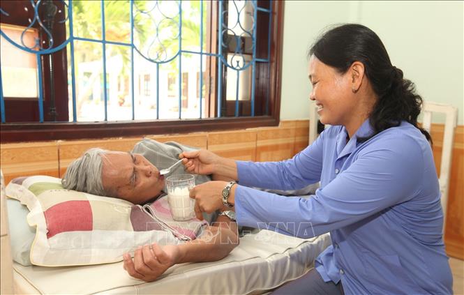 Những người tận tình chăm sóc người có công - Ảnh chuyên đề - Thông tấn xã  Việt Nam (TTXVN)