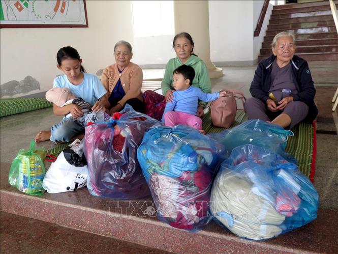 Trong ảnh: Người dân tập trung về khu nghỉ dưỡng, Bộ Công an (xã Bình Hải) để tránh bão. Ảnh: Lê Ngọc Phước- TTXVN
