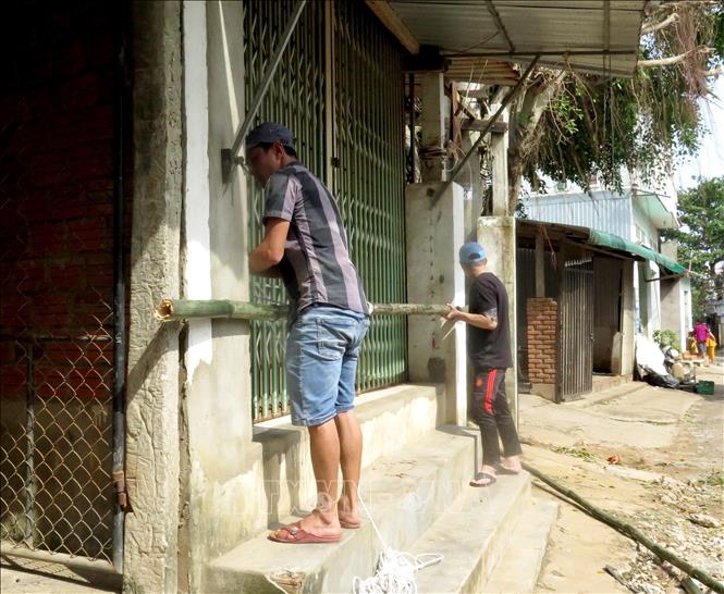 Trong ảnh: Người dân chủ động chằng chống, gia cố nhà cửa để tránh thiệt hại về tài sản. Ảnh: Lê Ngọc Phước- TTXVN
