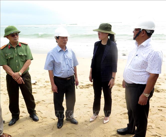 Trong ảnh: Bí thư Tỉnh ủy Quảng Ngãi Bùi Thị Quỳnh Vân trực tiếp chỉ đạo công tác ứng phó bão số 9 tại xã Bình Hải, huyện Bình Sơn. Ảnh: Lê Ngọc Phước- TTXVN
