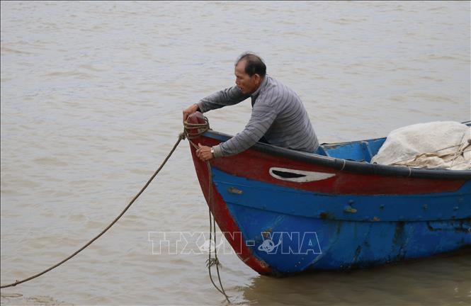 Trong ảnh: Ngư dân Phú Yên thả neo, gia cố tàu thuyền phòng chống bão số 9. Ảnh: Phạm Cường-TTXVN