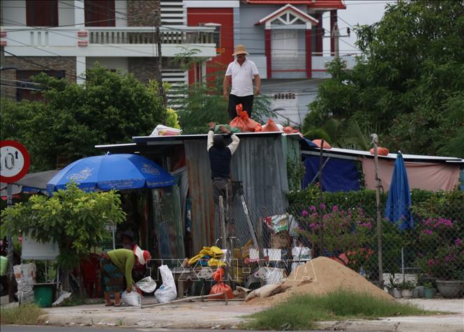 Trong ảnh: Người dân tỉnh Phú Yên chằng chống nhà cửa trước khi bão số 9 đổ bộ. Ảnh: Phạm Cường-TTXVN
