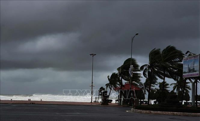 Photo: Strong winds and high sea waves as an impact of storm Molave hit the coast of Da Nang city in the morning of October 28, 2020.  VNA Photo: Văn Dũng
