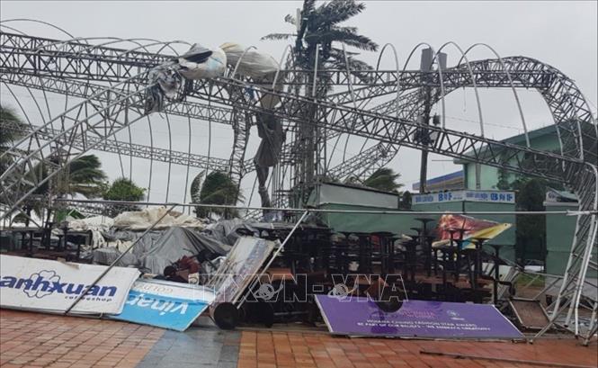 Photo: Strong winds and high sea waves as an impact of storm Molave, destroyed public works along the coast of Da Nang city in the morning of October 28, 2020.  VNA Photo: Văn Dũng
