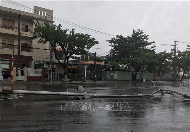 Photo: Strong winds and high sea waves as an impact of storm Molave, destroyed public works along the coast of Da Nang city in the morning of October 28, 2020.  VNA Photo: Quốc Dũng
