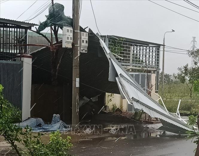 Photo: Strong winds and high sea waves as an impact of storm Molave, destroyed public works along the coast of Da Nang city in the morning of October 28, 2020.  VNA Photo: Văn Dũng