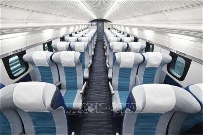 Trong ảnh: Bên trong tàu cao tốc Shinkansen thế hệ mới do công ty đường sắt Đông Nhật Bản (JR Đông Nhật Bản) phát triển. Ảnh: Kyodo/TTXVN