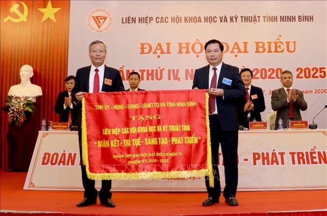 Trong ảnh: Ông Tống Quang Thìn, Phó Chủ tịch UBND tỉnh Ninh Bình (bên phải) chúc mừng Đại hội. Ảnh: Đức Phương - TTXVN