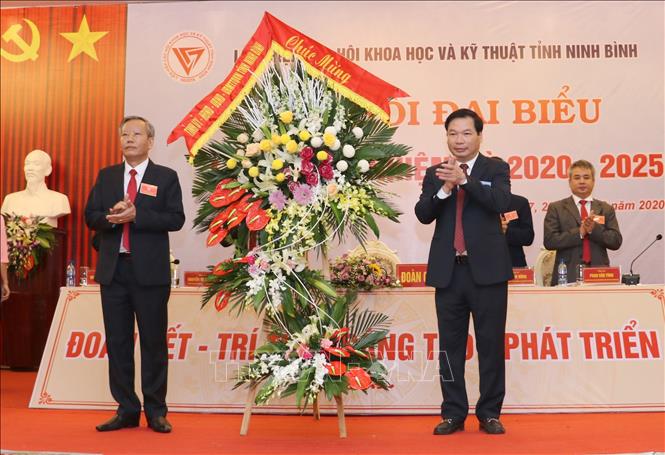 Trong ảnh: Ông Tống Quang Thìn, Phó Chủ tịch UBND tỉnh Ninh Bình (bên phải) chúc mừng Đại hội. Ảnh: Đức Phương - TTXVN