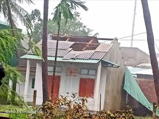Trong ảnh: Một ngôi nhà tại thị xã Hoài Nhơn bị tốc mái. Ảnh: Tường Quân – TTXVN