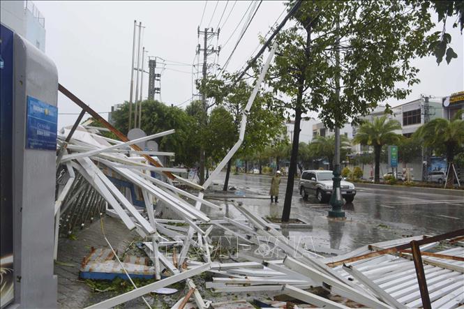 Trong ảnh: Các bảng hiệu trên những tuyến phố thành phố Quy Nhơn bị đổ sập gây ảnh hưởng đến đường dây điện. Ảnh: Phạm Kha – TTXVN