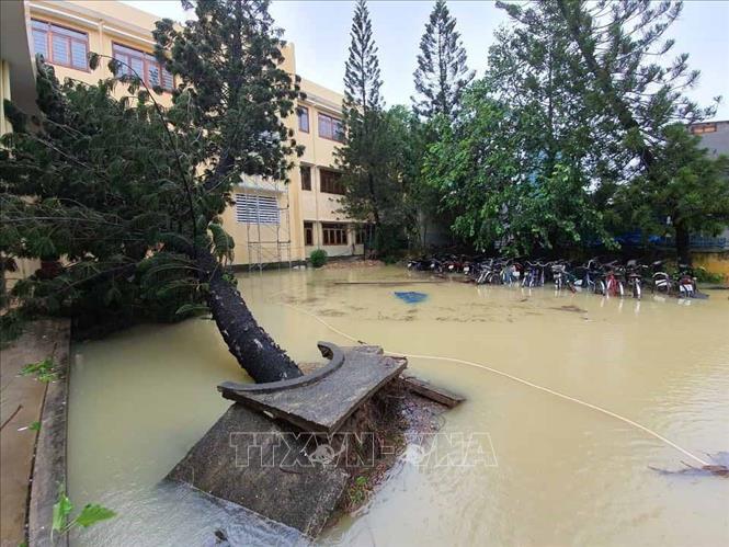 Trong ảnh: Trụ sở UBND xã Tam Quan Bắc, thị xã Hoài Nhơn bị ngập. Ảnh: Tường Quân – TTXVN