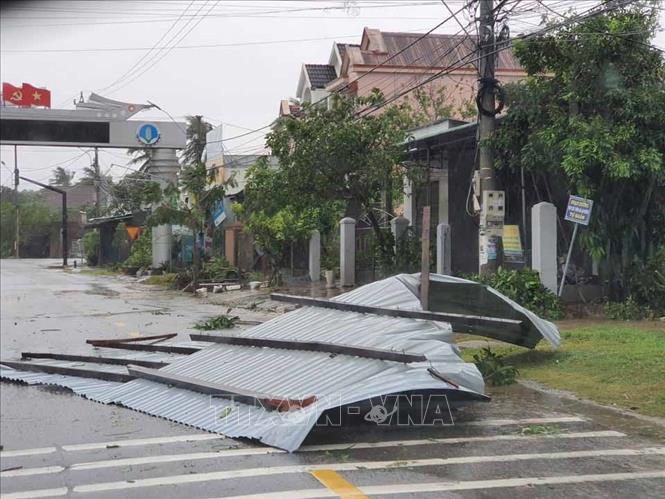Trong ảnh: Mái nhà người dân tại thị xã Hoài Nhơn bị tốc bay ra đường. Ảnh: Tường Quân – TTXVN