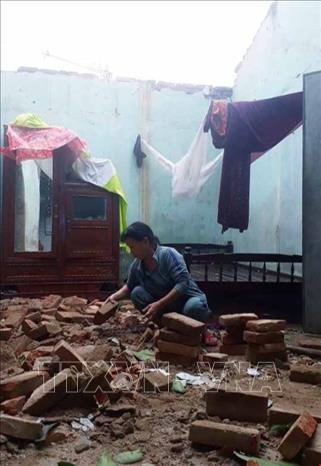 Trong ảnh: Nhà Trần Thị Báu, thị xã An Nhơn đã bị sập hoàn toàn. Ảnh: Tường Quân – TTXVN