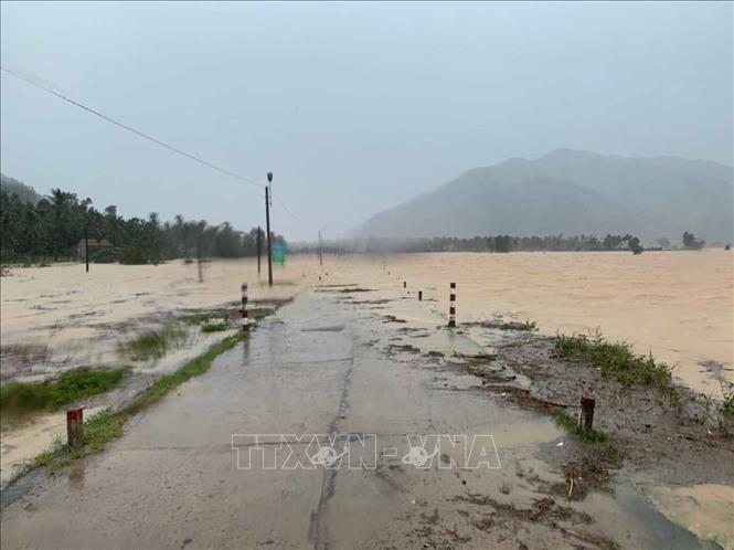 Tuyến ĐT629 của tỉnh Bình Định từ Hoài Nhơn đi An Lão bị ngập sâu ở km số 19+400, chiều dài đường bị ngập khoảng 400m, người dân không thể qua lại được. Ảnh: Phạm Kha – TTXVN.