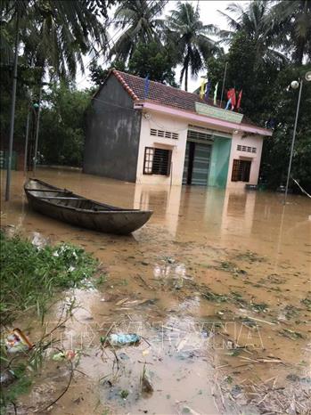 Nước lũ đổ về bất ngờ gây ngập hàng loạt địa phương, nhà dân và chia cắt các địa phương tại huyện Hoài Ân. Ảnh: Phạm Kha – TTXVN.