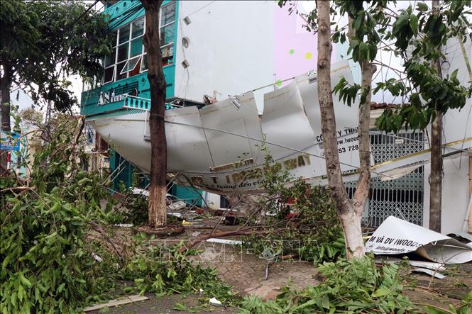 Trong ảnh: Nhiều pano, biển quảng cáo ở các tuyến phố tại Quảng Ngãi bị sập đổ. Ảnh: Sỹ Thắng - TTXVN